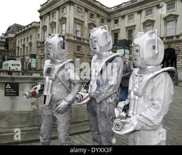 27.04.2014: Cosplayer, Zombies, Sturmtruppen, Steampunks, Daywalkers Superhelden versammeln sich am Somerset House in London für eine Parade durch Londons Straßen. Cybermen von BBC Doctor Who.  Bild von Julie Edwards Stockfoto