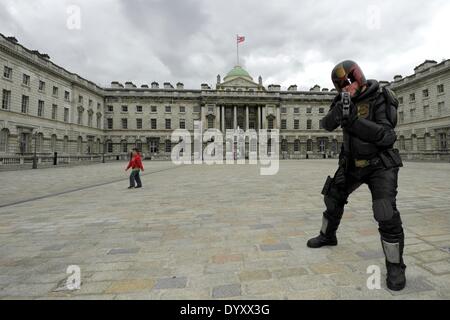 27.04.2014: Cosplayer, Zombies, Sturmtruppen, Steampunks, Daywalkers Superhelden versammeln sich am Somerset House in London für eine Parade durch Londons Straßen. Judge Dread.  Bild von Julie Edwards Stockfoto