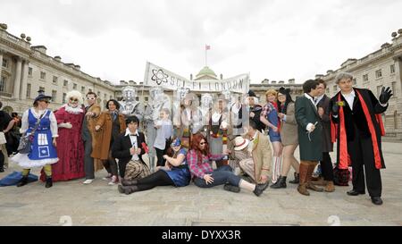 27.04.2014: Cosplayer, Zombies, Sturmtruppen, Steampunks, Daywalkers Superhelden versammeln sich am Somerset House in London für eine Parade durch Londons Straßen. Bild von Julie Edwards Stockfoto