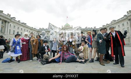 27.04.2014: Cosplayer, Zombies, Sturmtruppen, Steampunks, Daywalkers Superhelden versammeln sich am Somerset House in London für eine Parade durch Londons Straßen. Bild von Julie Edwards Stockfoto