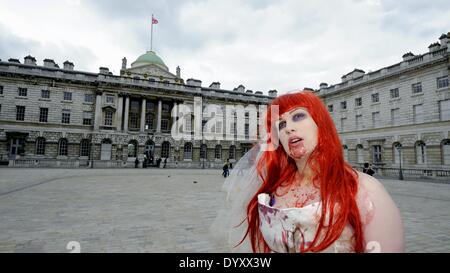 27.04.2014: Cosplayer, Zombies, Sturmtruppen, Steampunks, Daywalkers Superhelden versammeln sich am Somerset House in London für eine Parade durch Londons Straßen. Ein Zombie-Braut.  Bild von Julie Edwards Stockfoto