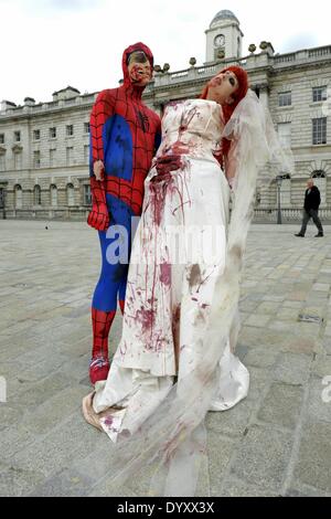 27.04.2014: Cosplayer, Zombies, Sturmtruppen, Steampunks, Daywalkers Superhelden versammeln sich am Somerset House in London für eine Parade durch Londons Straßen. Ein Zombie Braut und Zombie Spiderman.  Bild von Julie Edwards Stockfoto