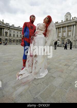 27.04.2014: Cosplayer, Zombies, Sturmtruppen, Steampunks, Daywalkers Superhelden versammeln sich am Somerset House in London für eine Parade durch Londons Straßen. Ein Zombie Braut und Zombie Spiderman.  Bild von Julie Edwards Stockfoto