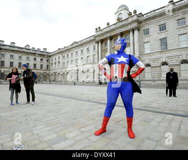 27.04.2014: Cosplayer, Zombies, Sturmtruppen, Steampunks, Daywalkers Superhelden versammeln sich am Somerset House in London für eine Parade durch Londons Straßen. Eine weibliche Captain America.  Bild von Julie Edwards Stockfoto