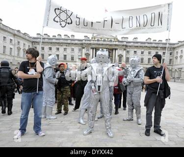 London, UK. 27. April 2014. Cosplayer, Daywalkers, Zombies, Sturmtruppen, Steampunks Superhelden versammeln sich am Somerset House in London für eine Parade durch Londons Straßen.  Bildnachweis: Julie Edwards/Alamy Live-Nachrichten Stockfoto