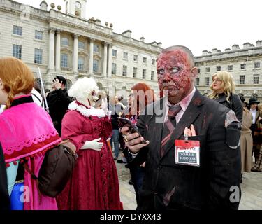 27.04.2014: Cosplayer, Zombies, Sturmtruppen, Steampunks, Daywalkers Superhelden versammeln sich am Somerset House in London für eine Parade durch Londons Straßen. Bild von Julie Edwards Stockfoto