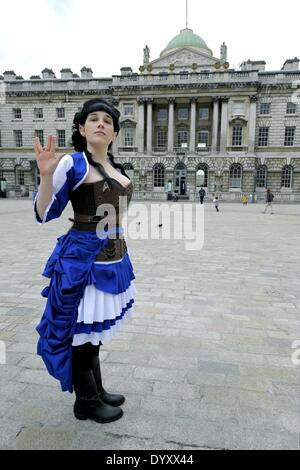 27.04.2014: Cosplayer, Zombies, Sturmtruppen, Steampunks, Daywalkers Superhelden versammeln sich am Somerset House in London für eine Parade durch Londons Straßen. Eine weibliche Vulcan.   Bild von Julie Edwards Stockfoto