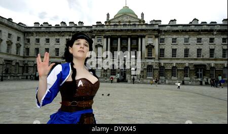 London, UK. 27. April 2014. Cosplayer, Daywalkers, Zombies, Sturmtruppen, Steampunks Superhelden versammeln sich am Somerset House in London für eine Parade durch Londons Straßen. Eine weibliche Vulcan.    Bildnachweis: Julie Edwards/Alamy Live-Nachrichten Stockfoto