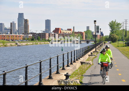 Zwei Radfahrer reiten auf einem Radweg neben der Lachine Canal, Montreal, Quebec. Stockfoto