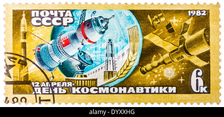 UdSSR - CIRCA 1982: Eine Briefmarke gedruckt in der USSR zeigt den Tag der Raumfahrt am 12. April, ca. 1982 Stockfoto