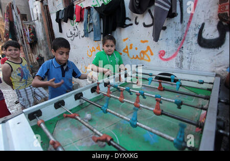 27. April 2014 - Gaza-Stadt, Gazastreifen, Palästina - palästinensische Kinder spielen Tischfußball im Shati Flüchtlingslager in Gaza-Stadt am 27. April 2014. Der israelische Ministerpräsident Binyamin Netanyahu, beschuldigt der Westen unterstützten palästinensische Präsident Mahmoud Abbas, bilden ein Bündnis mit der Hamas, die er nannte '' eine terroristische Organisation, die zur Zerstörung Israels aufruft '', und weitere Vergeltungsmaßnahmen angedeutet (Credit-Bild: © Ashraf Amra/APA Images/ZUMAPRESS.com) Stockfoto