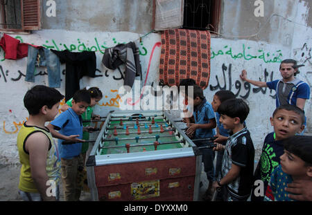 27. April 2014 - Gaza-Stadt, Gazastreifen, Palästina - palästinensische Kinder spielen Tischfußball im Shati Flüchtlingslager in Gaza-Stadt am 27. April 2014. Der israelische Ministerpräsident Binyamin Netanyahu, beschuldigt der Westen unterstützten palästinensische Präsident Mahmoud Abbas, bilden ein Bündnis mit der Hamas, die er nannte '' eine terroristische Organisation, die zur Zerstörung Israels aufruft '', und weitere Vergeltungsmaßnahmen angedeutet (Credit-Bild: © Ashraf Amra/APA Images/ZUMAPRESS.com) Stockfoto