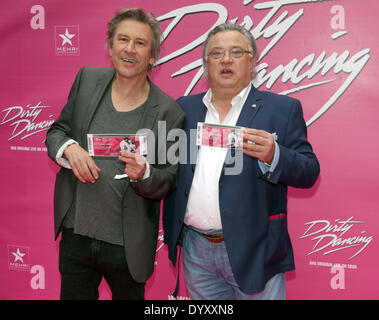 Berlin, Deutschland. 27. April 2014. Schauspieler Michael Art (L) und Bernd Stegemann kommen für die Premiere des Msical "Dirty Dancing - das Original live on Tour" im Admiralspalast in Berlin, Deutschland, 27. April 2014. Das Ensemble tourt Deutschland, Österreich und der Schweiz. Foto: Jörg Carstensen/Dpa/Alamy Live News Stockfoto