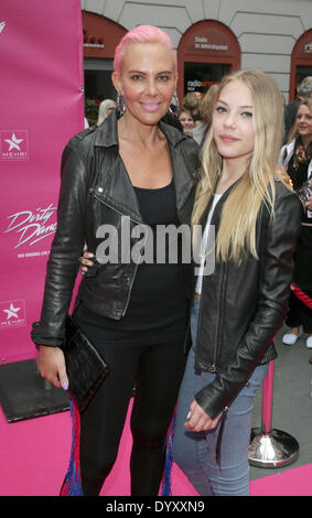 Berlin, Deutschland. 27. April 2014. Natascha (L) und Cheyenne Ochsenknecht kommen bei der Premiere von der Msical "Dirty Dancing - das Original live on Tour" im Admiralspalast in Berlin, Deutschland, 27. April 2014. Das Ensemble tourt Deutschland, Österreich und der Schweiz. Foto: Jörg Carstensen/Dpa/Alamy Live News Stockfoto