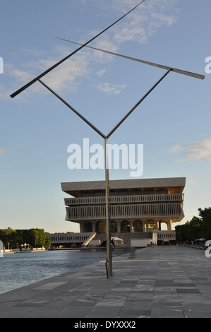 Abstrakte Skulptur neben der reflektierenden Pool und Cultural Education Center im Hintergrund, Albany, New York. Stockfoto