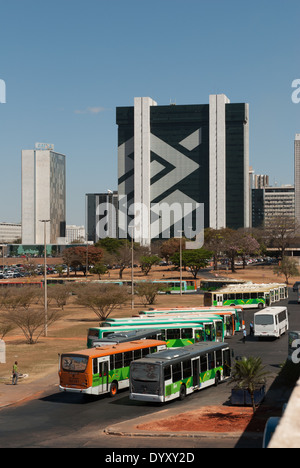 Brasilia, Brasilien. Banco Do Brasil-zentrale Gebäude. Busse. Stockfoto