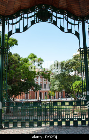 Belem, Bundesstaat Para, Brasilien. Teatro da Paz - Theater des Friedens, Blick vom Musikpavillon. Stockfoto