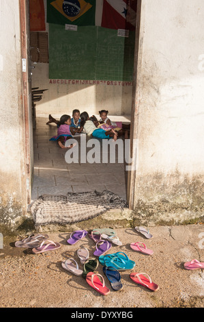 Amazon. Schulzimmer und Flip-flops in einem indischen Dorf Arara. Stockfoto