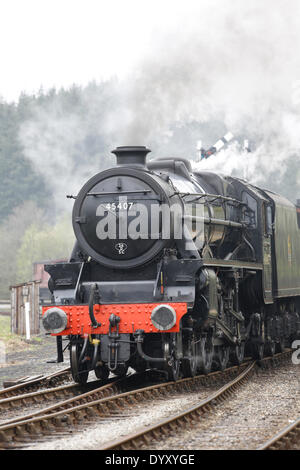 North Yorkshire Moors Railway; Levisham, North Yorkshire. 27. April 2014.  LMS Stanier Klasse 5 4-6-0 schwarz 5 Nr. 45407 "Lancashire Fusilier" rangieren Fracht an Levisham Station während der Spring-Dampf-Gala zugunsten der Zuschauer. Bildnachweis: Alan Walmsley/Alamy Live-Nachrichten Stockfoto