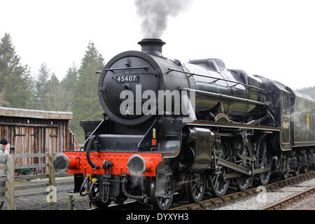 North Yorkshire Moors Railway; Levisham, North Yorkshire. 27. April 2014.  LMS Stanier Klasse 5 4-6-0 schwarz 5 Nr. 45407 "Lancashire Fusilier" rangieren Fracht an Levisham Station während der Spring-Dampf-Gala zugunsten der Zuschauer. Bildnachweis: Alan Walmsley/Alamy Live-Nachrichten Stockfoto