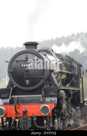 North Yorkshire Moors Railway; Levisham, North Yorkshire. 27. April 2014.  LMS Stanier Klasse 5 4-6-0 schwarz 5 Nr. 45407 "Lancashire Fusilier" rangieren Fracht an Levisham Station während der Spring-Dampf-Gala zugunsten der Zuschauer. Bildnachweis: Alan Walmsley/Alamy Live-Nachrichten Stockfoto