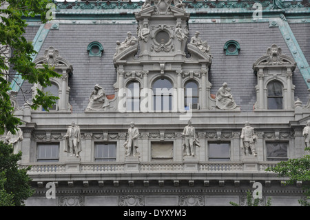 Dekorative Dach des The Surrogate Courthouse, Lower Manhattan, New York City. Stockfoto