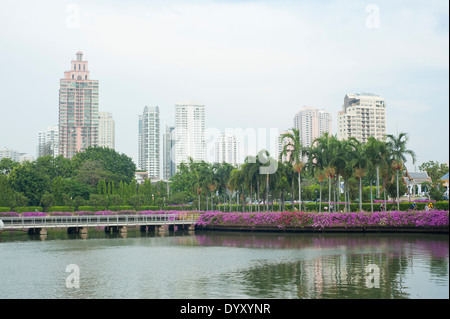 Bangkok, Thailand - Tall Gebäude am See vom Benjakiti Park aus gesehen Stockfoto