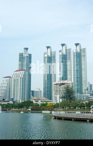 Bangkok, Thailand - Tall Gebäude am See vom Benjakiti Park aus gesehen Stockfoto