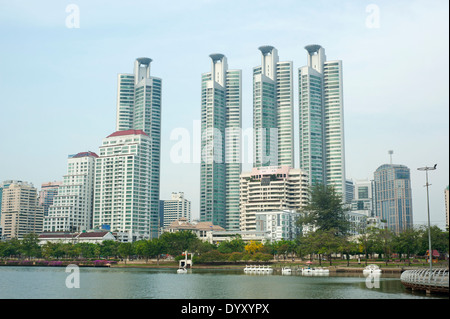 Bangkok, Thailand - Tall Gebäude am See vom Benjakiti Park aus gesehen Stockfoto