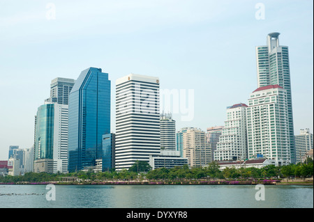 Bangkok, Thailand - Tall Gebäude am See vom Benjakiti Park aus gesehen Stockfoto