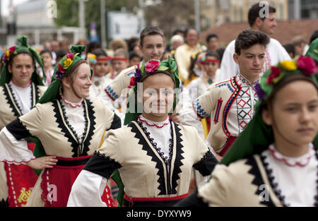 Sofia, Bulgarien. 27. April 2014. Die internationale Kinder-Folklore Festival Sofia 2014 statt in Sofia, vom 24. bis 27. April 2014. Teilnehmer aus Bulgarien, Bosnien und Herzegowina, Estland, Frankreich, Polen, Slowakei, Russland präsentiert traditionelle Folklore-Tänze in einer authentischen und stilisierte Form, und das Festival mit einer Kostüm-Roadshow geschlossen. Hristo Vladev/NurPhoto/ZUMAPRESS.com/Alamy © Live-Nachrichten Stockfoto