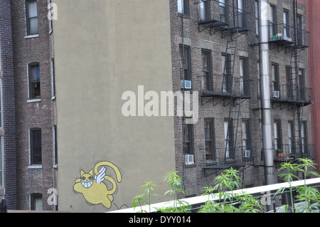 Graffiti sind auf Seite der Wohnblock in Manhattan, New York City. Stockfoto