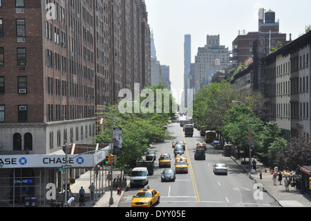 Ansicht eines Manhattan Straße W 23 St von der High Line Park. Stockfoto