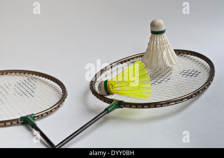 Sportgeräte. Badminton-Schläger, Federball auf weißem Hintergrund. Stockfoto