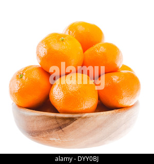 Leckere süße Mandarine orange Mandarin Mandarine Frucht in Holzschale isoliert auf weißem Hintergrund Stockfoto