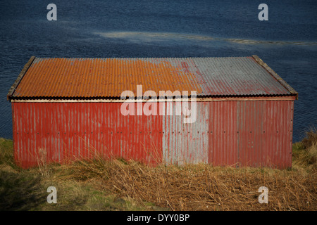 Rost rot Wellblech Boot vergossen in Moorlandschaft, Loch Peallach, Isle of Mull, Argyle, Schottisches Hochland, Schottland, UK Stockfoto