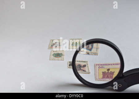 Lupe für die Prüfung von Briefmarken. Briefmarken des Staates nicht Existent. Stockfoto