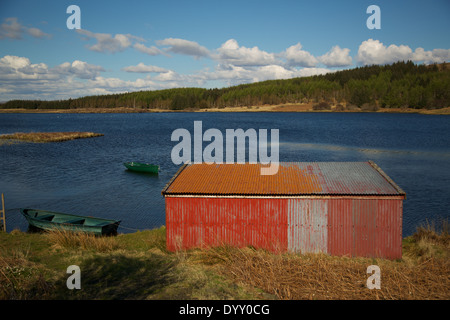 Rost rot Wellblech Boot vergossen in Moorlandschaft, Loch Peallach, Isle of Mull, Argyle, Schottisches Hochland, Schottland, UK Stockfoto