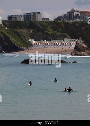 Surfer mit Tolcarne Beach in den Hintergrund, Newquay, Cornwall, UK Stockfoto