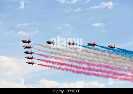 Red Arrows Durchführung einer langsamen Überflug mit rot, weiß und blauer Rauch. Stockfoto