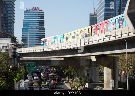 Mass transit BTS Skytrain über Silom Road in Bangkok Thailand Stockfoto