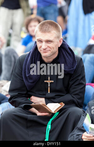 Vatikan-Stadt. 27. April 2014. Heiligsprechung von Papst Johannes Paul II. und Papst Johannes XXIII. Vatikanstadt, Rom, 27.04.14. Ein polnischer Priester in der Menge mit einer Kopie der Bibel. Bildnachweis: Stephen Bisgrove/Alamy Live-Nachrichten Stockfoto