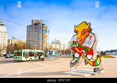 MINSK - 6 APR: Volat, das offizielle Maskottchen der IIHF-Weltmeisterschaft 2014. Belarus bereitet für Eishockey-Turnier. Stockfoto