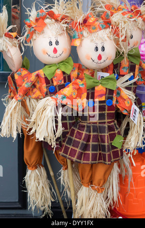 Eine Ausstellung von Spielzeug Rag Doll Gartenverzierungen aus Stroh und leuchtend orange Tuch hergestellt Stockfoto