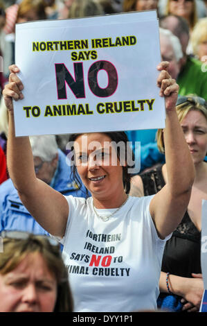 Belfast, Nordirland. 27. April 2014 - hält eine Frau ein Plakat "Nordirland sagt Nein zu Tierquälerei zu einem öffentlichen Protest" zu sagen. Bildnachweis: Stephen Barnes/Alamy Live-Nachrichten Stockfoto