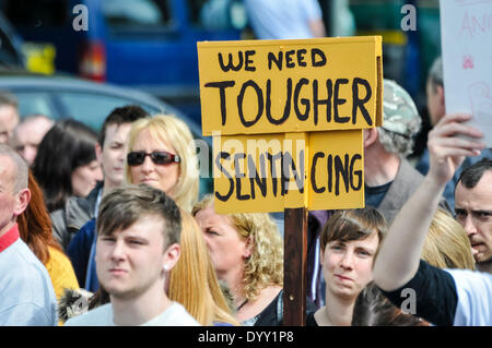 Belfast, Nordirland. 27. April 2014 - ein Schild an einem öffentlichen Protest fordern härtere Strafen. Bildnachweis: Stephen Barnes/Alamy Live-Nachrichten Stockfoto