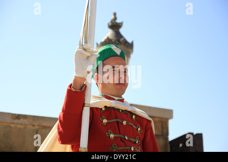 Wache auf dem Pferderücken außerhalb der Mausoleum von Mohammed V in Rabat, Marokko. Stockfoto