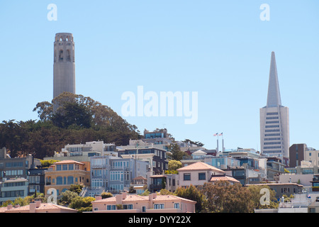 Ein Blick auf den Coit Tower auf dem Telegraph Hill (links) und die Transamerica Pyramid (rechts) in San Francisco, Kalifornien. Stockfoto