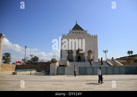 Wachen außerhalb des Mausoleums in Rabat, Marokko, wo das Grab von Mohammed V von Marokko gelegen ist. Stockfoto
