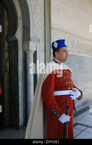 Wachen außerhalb des Mausoleums in Rabat, Marokko, wo das Grab von Mohammed V von Marokko gelegen ist. Stockfoto